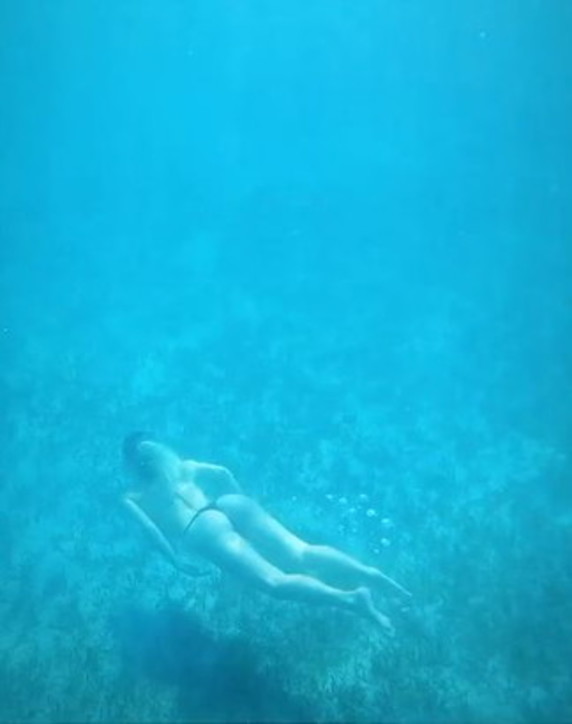 ELISABETTA CANALIS, una sirena con il mini-costume. Wanda Nara, Belen e… Foto delle vip