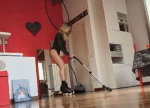 ELISABETTA CANALIS, una sirena con il mini-costume. Wanda Nara, Belen e… Foto delle vip