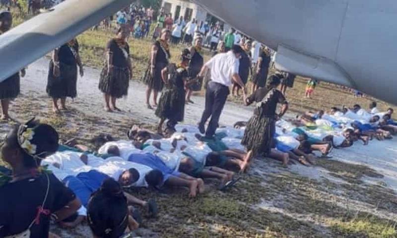 Kiribati, ambasciatore cinese cammina sulle schiene dei residenti: è polemica Kiribati, ambasciatore cinese cammina sulle schiene dei residenti: è polemica