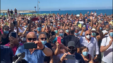 Salvini e il gazebo al volo in spaggia a Rosignano (Livorno). Video