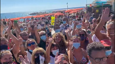 Bagno di folla per Salvini al gazebo della Lega di Cecina (Livorno). Video