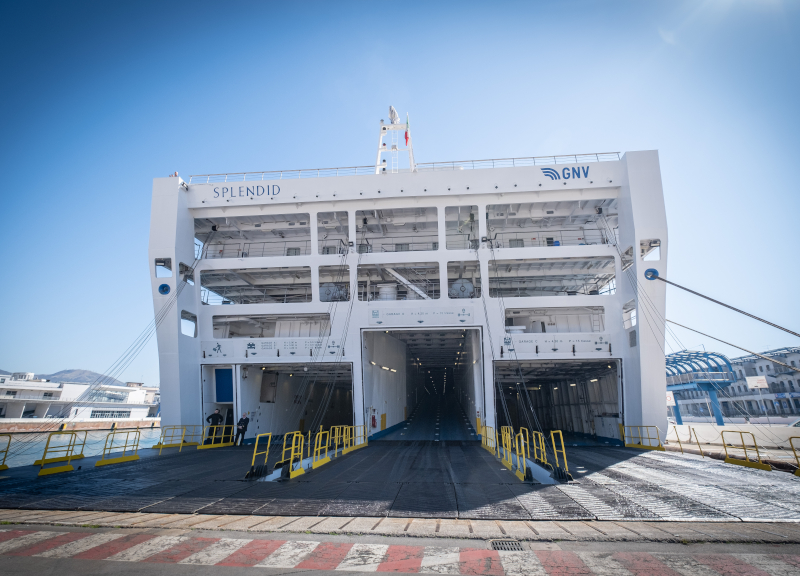 Coronavirus, Sardegna una bomba contagi: il Lazio blocca turisti ai traghetti