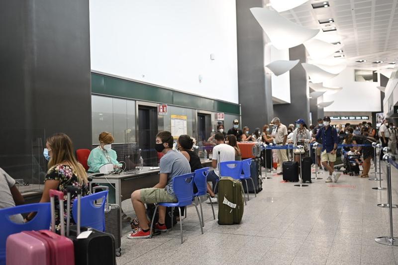 Malpensa: dopo le polemiche, tamponi a tutti. Aumentate le postazioni Malpensa: dopo le polemiche, tamponi a tutti. Aumentate le postazioni