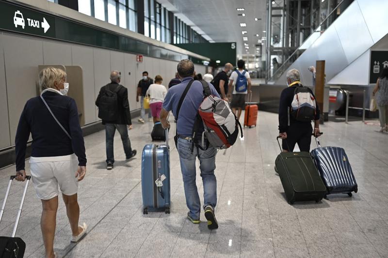 Malpensa: dopo le polemiche, tamponi a tutti. Aumentate le postazioni Malpensa: dopo le polemiche, tamponi a tutti. Aumentate le postazioni