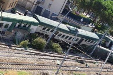 Treno deragliato, il passeggero: “Come una bomba. Tutto rotto, vetri addosso”
