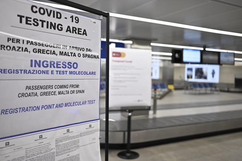 Coronavirus, al via tamponi anche a Linate. Attesi 500 passeggeri al giorno Coronavirus, al via tamponi anche a Linate. Attesi 500 passeggeri al giorno