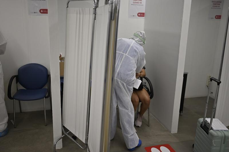 Coronavirus, al via tamponi anche a Linate. Attesi 500 passeggeri al giorno Coronavirus, al via tamponi anche a Linate. Attesi 500 passeggeri al giorno
