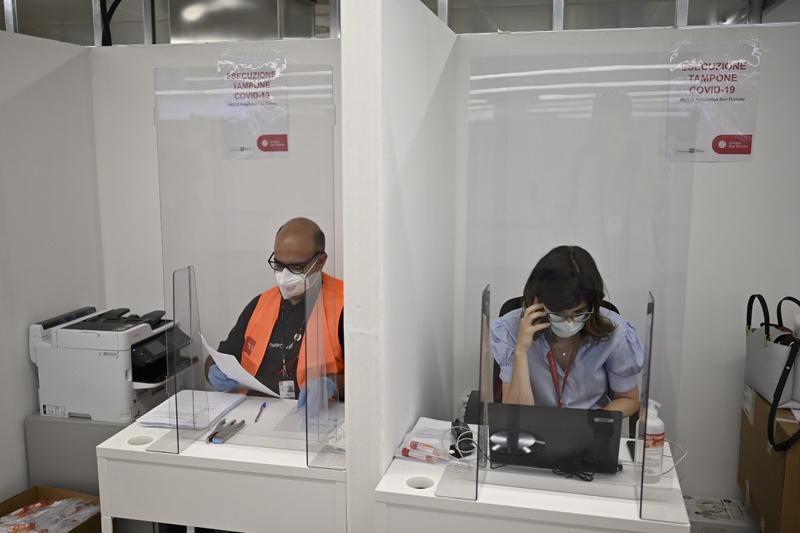 Coronavirus, al via tamponi anche a Linate. Attesi 500 passeggeri al giorno Coronavirus, al via tamponi anche a Linate. Attesi 500 passeggeri al giorno