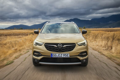 Opel Grandland X ora viaggia con la luce blu