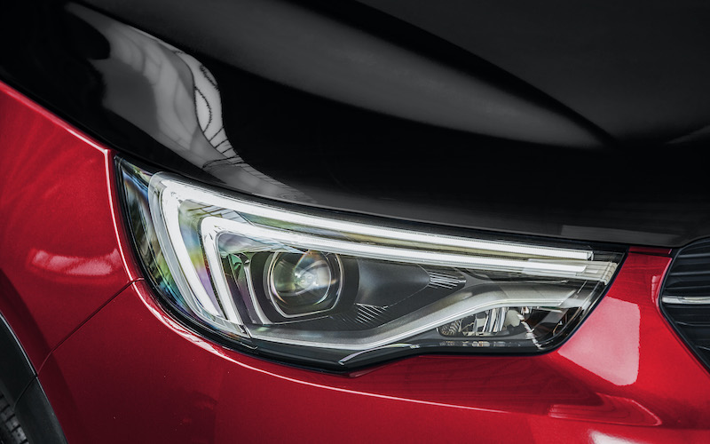Opel Grandland X ora viaggia con la luce blu Opel Grandland X ora viaggia con la luce blu
