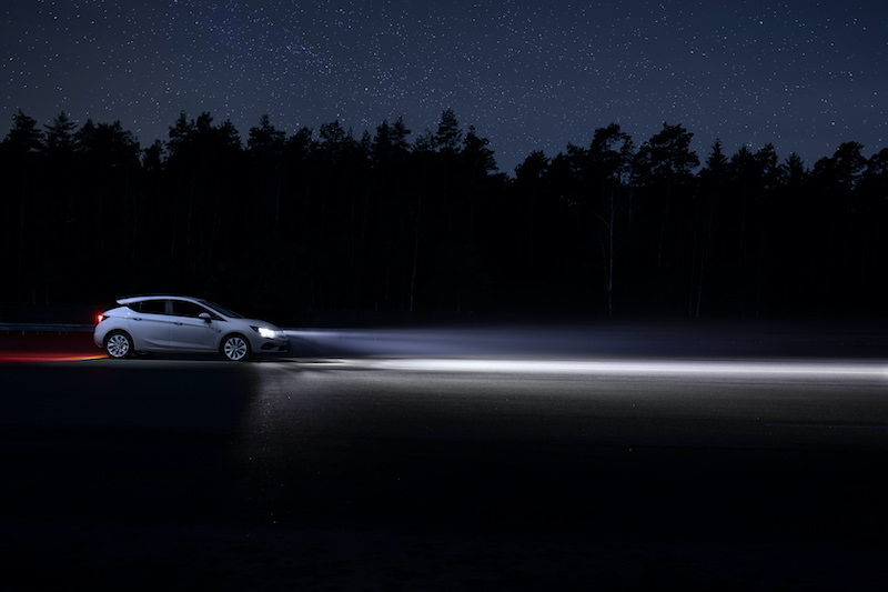 Opel Grandland X ora viaggia con la luce blu Opel Grandland X ora viaggia con la luce blu