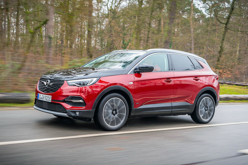 Opel Grandland X ora viaggia con la luce blu Opel Grandland X ora viaggia con la luce blu