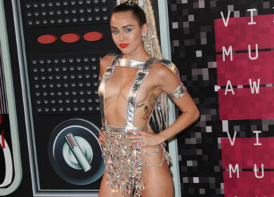 Miley Cyrus è tornata, dal 28 agosto fuori il nuovo singolo “Midnight Sky”