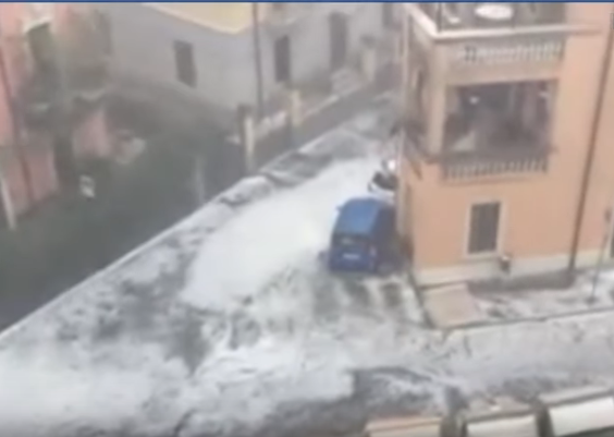 Maltempo, Verona storica grandinata. Acqua fino al collo. Vento a 100 Km/h Maltempo, Verona storica grandinata. Acqua fino al collo. Vento a 100 Km/h