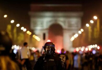 Calcio, Parigi: scontri dopo la sconfitta del Psg, arrestate 148 persone