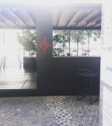 Raid nazista da Gogol&Company, croci celtiche sui muri della libreria