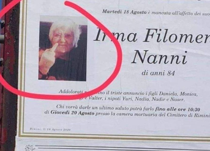 Dito medio nella foto del manifesto funebre. Boom social per anziana Dito medio nella foto del manifesto funebre. Boom social per anziana