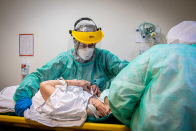 Coronavirus, Oms: “La pandemia rallenta”. Ippolito attacca: “Non è vero”