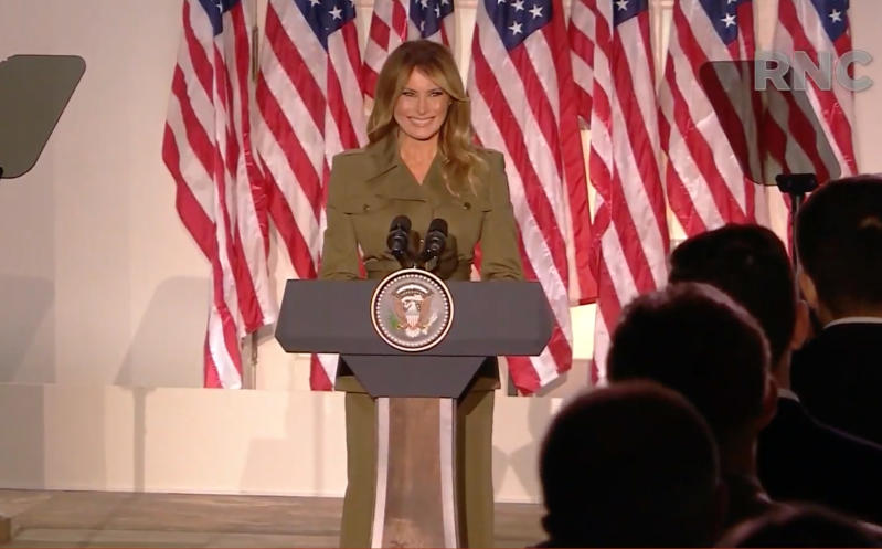 Usa2020, Melania Trump punta ancora una volta su un look militare Usa2020, Melania Trump punta ancora una volta su un look militare