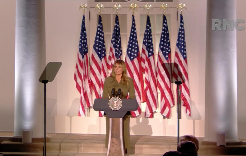 Usa2020, Melania Trump punta ancora una volta su un look militare Usa2020, Melania Trump punta ancora una volta su un look militare