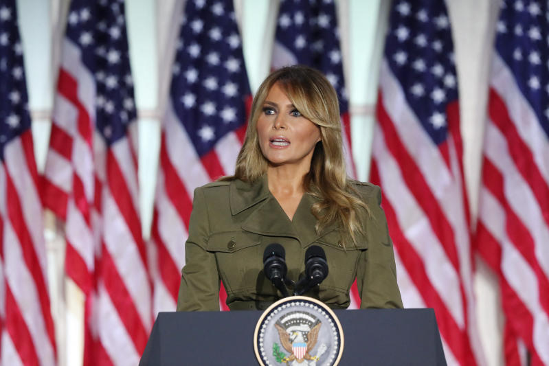 Usa2020, Melania Trump punta ancora una volta su un look militare Usa2020, Melania Trump punta ancora una volta su un look militare