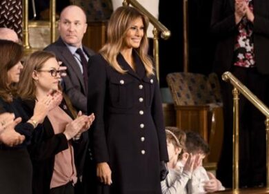 Usa2020, Melania Trump punta ancora una volta su un look militare