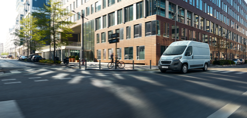 Peugeot presenta il nuovo e-BOXER 100% elettrico Peugeot presenta il nuovo e-BOXER 100% elettrico