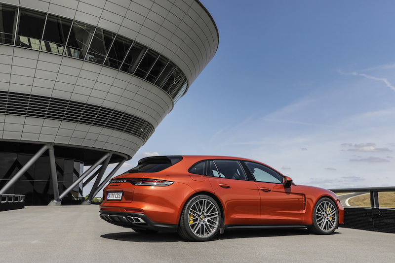 Porsche Panamera si rifà il look e lancia la versione ibrida