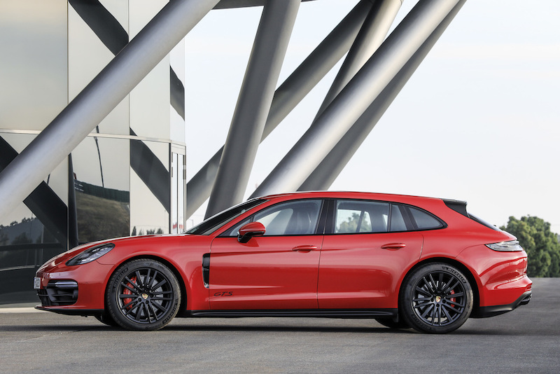 Porsche Panamera si rifà il look e lancia la versione ibrida