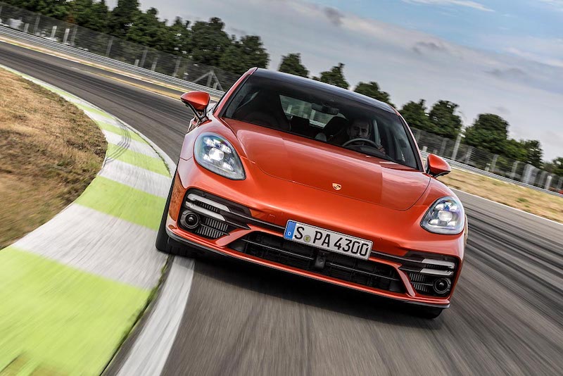 Porsche Panamera si rifà il look e lancia la versione ibrida
