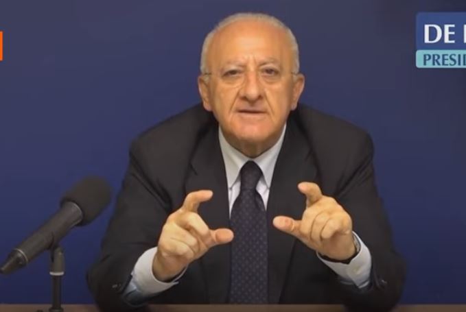 De Luca: “Salvini? Sembra un venditore di cocco o un parcheggiatore abusivo” De Luca: “Salvini? Sembra un venditore di cocco o un parcheggiatore abusivo”