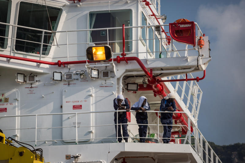 Migranti: maxi sbarco a Lampedusa. Sindaco: stop angherie dal governo Migranti: maxi sbarco a Lampedusa. Sindaco: stop angherie dal governo