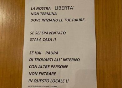 Coronavirus, il locale del Milanese: “Se hai paura stai a casa”