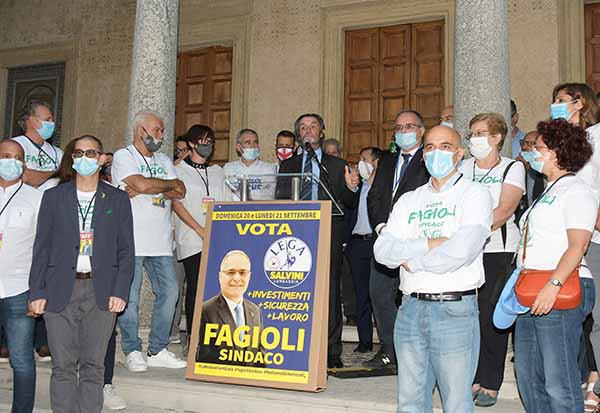 Matteo Salvini a Saronno per la campagna elettorale candidati della Lega Matteo Salvini a Saronno per la campagna elettorale candidati della Lega