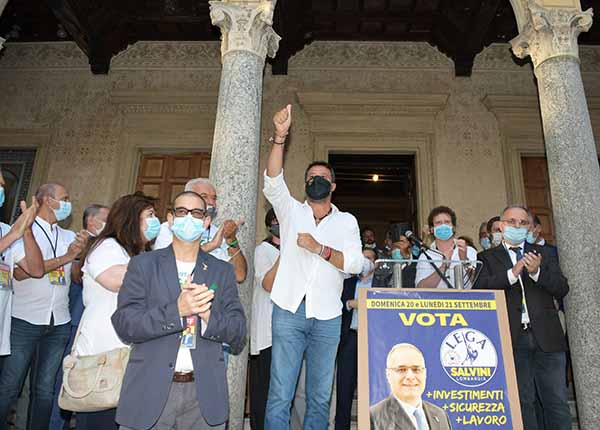 Matteo Salvini a Saronno per la campagna elettorale candidati della Lega Matteo Salvini a Saronno per la campagna elettorale candidati della Lega