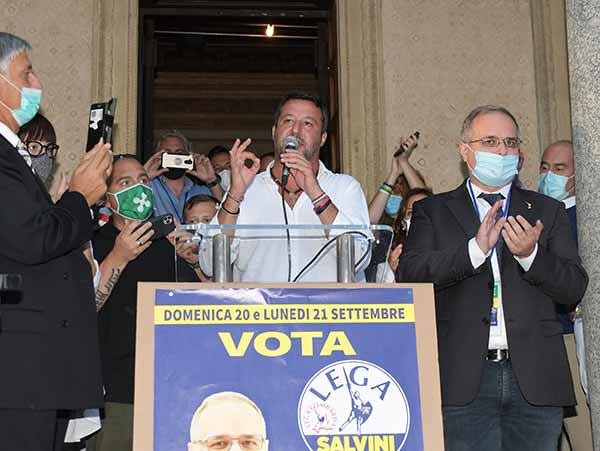 Matteo Salvini a Saronno per la campagna elettorale candidati della Lega Matteo Salvini a Saronno per la campagna elettorale candidati della Lega