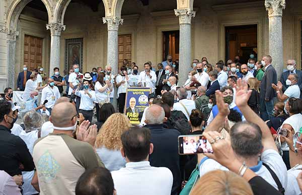 Matteo Salvini a Saronno per la campagna elettorale candidati della Lega Matteo Salvini a Saronno per la campagna elettorale candidati della Lega