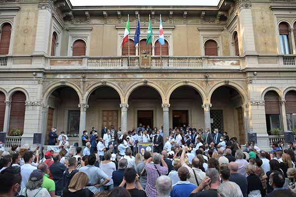 Matteo Salvini a Saronno per la campagna elettorale candidati della Lega Matteo Salvini a Saronno per la campagna elettorale candidati della Lega