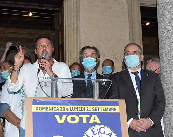 Matteo Salvini a Saronno per la campagna elettorale candidati della Lega Matteo Salvini a Saronno per la campagna elettorale candidati della Lega