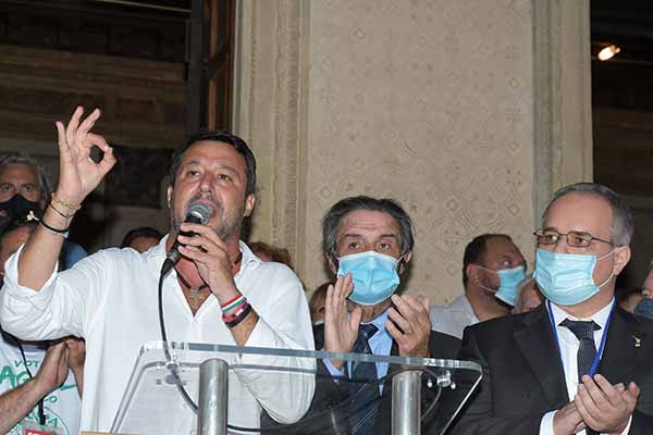 Matteo Salvini a Saronno per la campagna elettorale candidati della Lega Matteo Salvini a Saronno per la campagna elettorale candidati della Lega