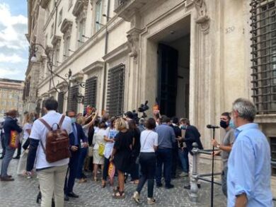 Immigrazione, Lega assedia palazzo Chigi: ‘Governo allo sbando, Conte in fuga’
