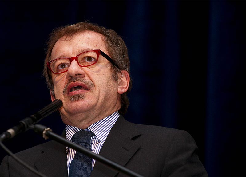 Maroni boccia la candidata di Varese. Qualcuno gli ha chiesto di candidarsi? Maroni boccia la candidata di Varese. Qualcuno gli ha chiesto di candidarsi?