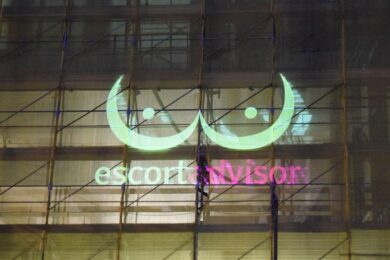 Escort fuori di testa: ora c’è magliettina bagnata, la miss è Simona la romana