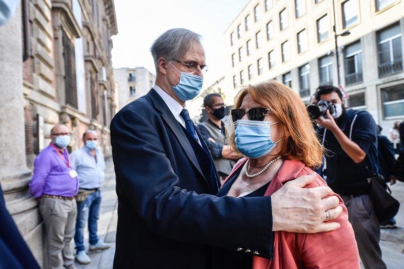 Daverio, in fila per la camera ardente. Brera, rose e papillon sulla bara