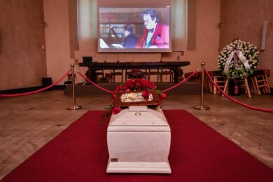 Daverio, in fila per la camera ardente. Brera, rose e papillon sulla bara