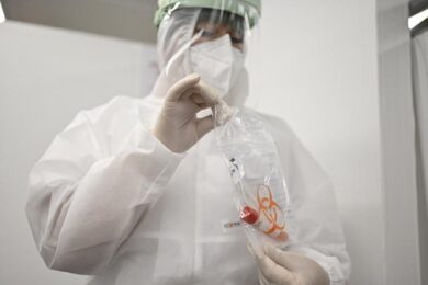 Salgono i contagi con meno tamponi. Terapia intensiva, boom di ricoveri