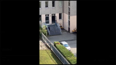 “Banchi che volano in una scuola elementare”