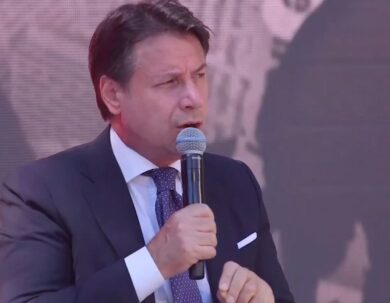 Conte alla Festa del Fatto Quotidiano, dal pubblico “Forza Giuseppi”. VIDEO