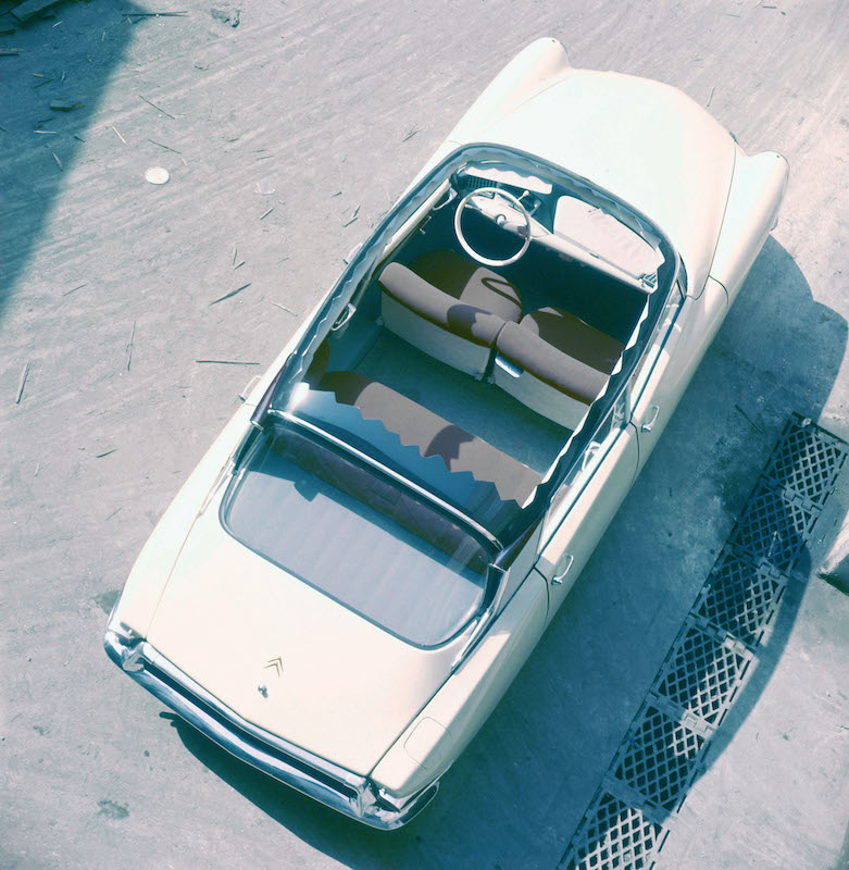 1955, Citroen presenta la DS19 con la sospensione idropneumatica 1955, Citroen presenta la DS19 con la sospensione idropneumatica