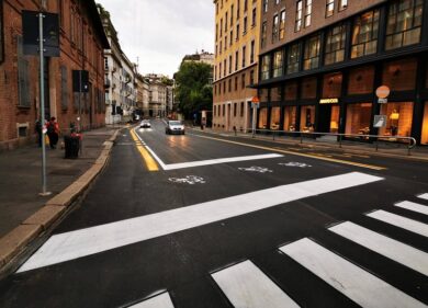 Milano, cambia il codice della strada: nuovi equilibri tra pedoni, bici e auto